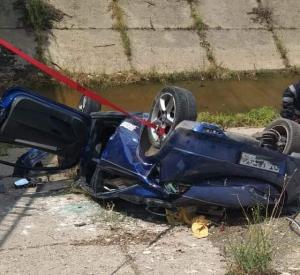 Un tânăr din Olt a murit după ce a plonjat cu maşina într-un canal: Circula cu foarte mare viteză