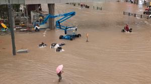 În provincia Henan din China a plouat în 3 zile cât într-un an. Pasageri cu apa până la umeri, în metroul din Zhengzhou