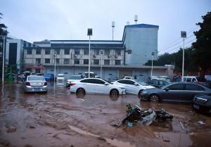 În provincia Henan din China a plouat în 3 zile cât într-un an. Pasageri cu apa până la umeri, în metroul din Zhengzhou