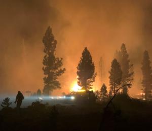 Stare de urgenţă în vestul Canadei, în urma incendiilor de vegetaţie. Mii de oameni au fost evacuaţi din locuinţe