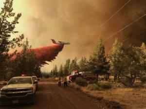 Stare de urgenţă în vestul Canadei, în urma incendiilor de vegetaţie. Mii de oameni au fost evacuaţi din locuinţe