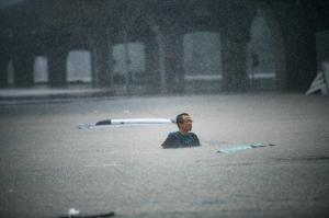 Mărturii după potopul care a lovit centrul Chinei. Un ”tsunami” a inundat galeriile la metrou: ”Mamă, nu o să scap!”