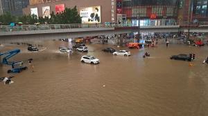 Mărturii după potopul care a lovit centrul Chinei. Un ”tsunami” a inundat galeriile la metrou: ”Mamă, nu o să scap!”