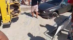 Şoferul care s-a parcat pe plaja din Saturn a rămas împotmolit. Cum a fost scos din nisip cu excavatorul. "Cearşaful meu!"