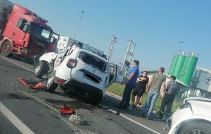 Patru oameni morți în Sibiu, după un accident înfiorător. O Dacia Duster s-a izbit violent de un camion, victimele n-au avut nicio șansă