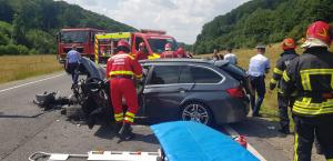 O persoană a murit, iar alte 6, între care şi un copil, au fost rănite în urma unui accident în care au fost implicate trei maşini, în judeţul Braşov