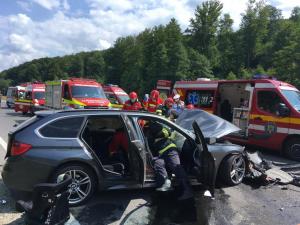 O persoană a murit, iar alte 6, între care şi un copil, au fost rănite în urma unui accident în care au fost implicate trei maşini, în judeţul Braşov