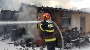 Incendiu violent la un depozit de butelii, în Prahova. Două dintre victime au suferit arsuri grave