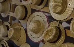 Cea mai mare pălărie din lume poate fi probată la singurul muzeu al pălăriilor de paie din România