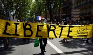 Peste 70 de persoane au fost arestate în Franţa, în timpul protestelor faţă de introducerea certificatului sanitar