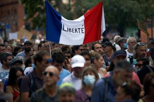 Peste 70 de persoane au fost arestate în Franţa, în timpul protestelor faţă de introducerea certificatului sanitar