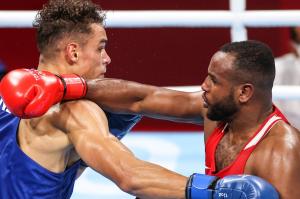 Reacţii bizare la Jocurile Olimpice. Un boxer marocan a încercat să îşi muşte adversarul de ureche, în timpul meciului. VIDEO