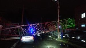 A fost prăpăd în Bucureşti: o furtună apocaliptică "a măturat" Capitala. O antenă GSM a căzut peste două case