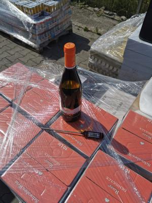 Tone de băuturi depozitate în soare, confiscate de ANPC. Vin roze, tinut la 38 de grade, dublu faţă de temperatura maximă recomandată