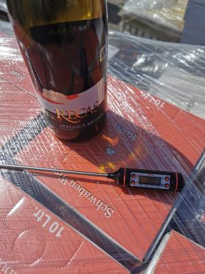 Tone de băuturi depozitate în soare, confiscate de ANPC. Vin roze, tinut la 38 de grade, dublu faţă de temperatura maximă recomandată