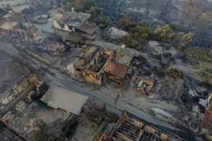 Imagini apocaliptice surprinse din dronă după incendiile din Antalya. Unii turiști s-au pozat relaxându-se cu infernul în spatele lor