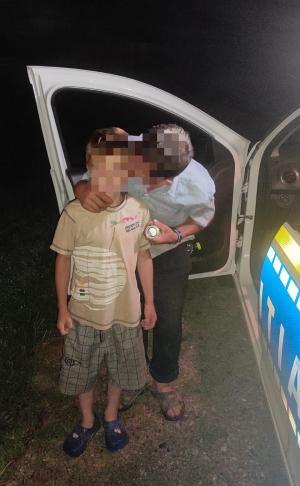 Copil dat dispărut de tată, în Vrancea, găsit de polițiști în casă. Băiețelul dormea dus, după ce fusese la cules de cireșe