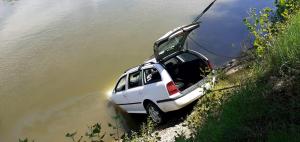 Mașina căzută în Dunăre, găsită de scafandri. Bărbații rămași captivi în autoturism au fost scoși din apă decedați