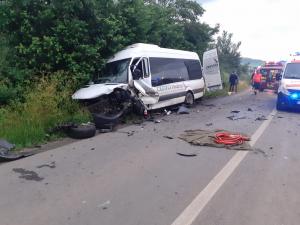 Accident cumplit în Cluj, impact devastator între un BMW şi un microbuz. Şapte oameni au ajuns la spital
