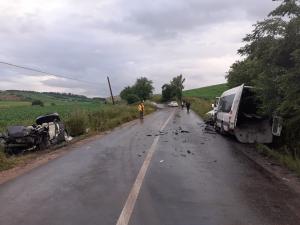 Accident cumplit în Cluj, impact devastator între un BMW şi un microbuz. Şapte oameni au ajuns la spital