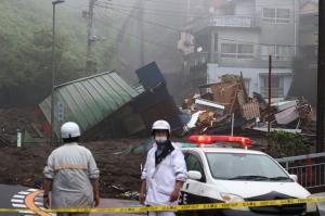 Case și mașini înghițite de un val uriaș de noroi, în Japonia. Cel puțin 20 de oameni au fost dați dispăruți