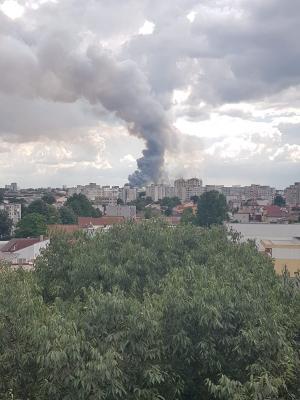 Explozii succesive urmate de un incendiu uriaș, la un depozit din Constanța. Fumul este vizibil de la kilometri distanță