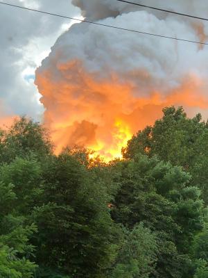 Explozii succesive urmate de un incendiu uriaș, la un depozit din Constanța. Fumul este vizibil de la kilometri distanță