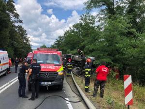 Șofer de TIR găsit mort în cabină, după ce s-a răsturnat cu autotrenul pe DN7 Deva-Arad, în apropiere de Bârzava
