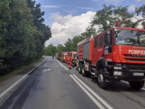 Șofer de TIR găsit mort în cabină, după ce s-a răsturnat cu autotrenul pe DN7 Deva-Arad, în apropiere de Bârzava