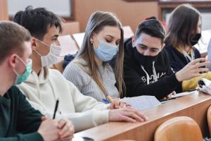 Studenţii din Iaşi sunt "premiaţi" cu o lună gratis la cămin dacă fac dovada vaccinării: universitatea vrea să atragă cât mai mulţi tineri la cursuri