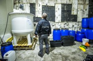 Laborator uriaș de droguri sintetice, descoperit de poliția olandeză într-un sat din sud-estul ţării. Producea droguri de un milion de euro pe zi