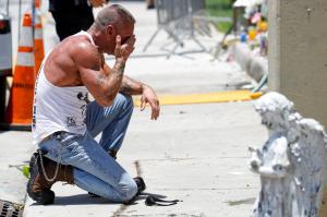 Moment cumplit pentru un pompier care şi-a scos pe braţe fiica moartă de sub dărâmăturile blocului prăbuşit din Miami