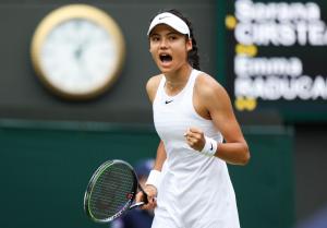 CNN: Emma Răducanu a făcut istorie la Wimbledon la 18 ani, apoi și-a curățat singură coșul de gunoi