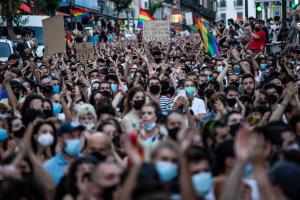 Tânăr de 24 de ani bătut până la moarte, în Spania. Proteste masive ale organizațiilor LGBT+, se cere dreptate: "Ei sunt pe cale să ne omoare!"