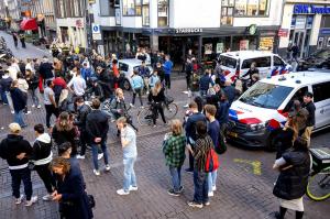 Jurnalist olandez de investigaţii, împuşcat în plină stradă, la Amsterdam. O femeie l-a ţinut de mână până la sosirea ambulanţei