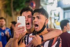 Italienii au sărbătorit în stradă calificarea Italiei în finala EURO 2020. Suporterii au fluturat steaguri și s-au îmbrățișat cu lacrimi în ochi