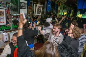 Italienii au sărbătorit în stradă calificarea Italiei în finala EURO 2020. Suporterii au fluturat steaguri și s-au îmbrățișat cu lacrimi în ochi