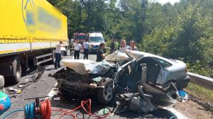 Mașină zdrobită de TIR, într-un accident cumplit petrecut în Reșița. Șoferul din autoturism a fost descarcerat