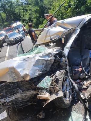 Mașină zdrobită de TIR, într-un accident cumplit petrecut în Reșița. Șoferul din autoturism a fost descarcerat