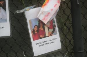 Cele două surori găsite moarte, alături de părinţi, sub dărâmăturile din blocul groazei din Miami, înmormântate în acelaşi sicriu: "O tragedie de nedescris"