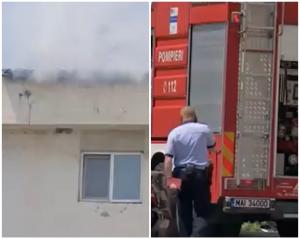 Panică într-un bloc din Târgu Jiu, după ce acoperişul a luat foc. Incendiu a izbucnit în urma unor lucrări de hidroizolaţie