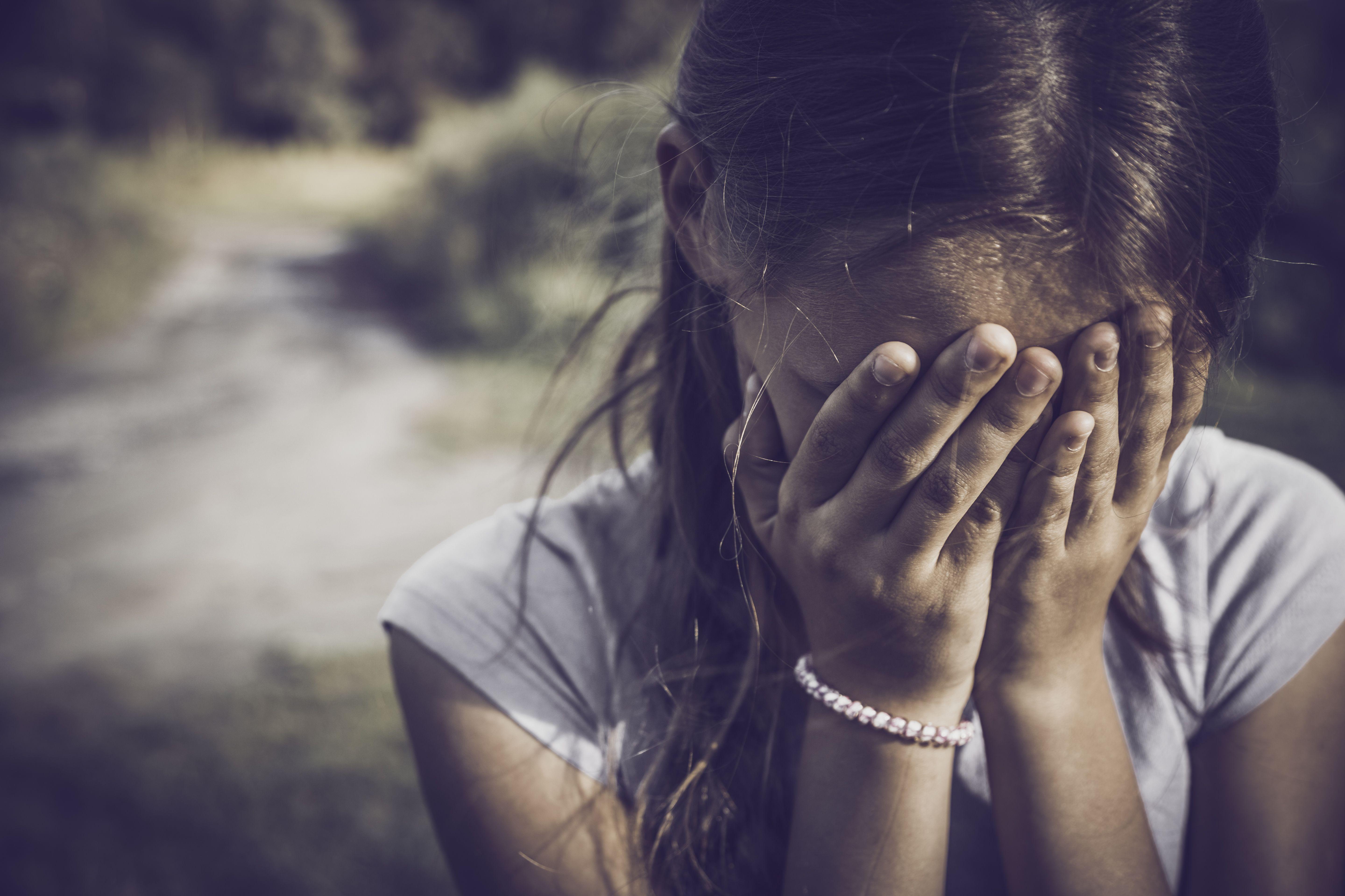 Going crying girl. Девочки crying. Красивая девушка подросток плачет. Плачущие девочки 12 лет. Cry девушка.