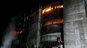 Cel puţin 43 de morţi și 30 de răniţi într-un incendiu la o fabrică în Bangladesh. Muncitorii au sărit pe geam. VIDEO