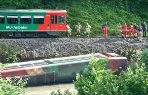 Accident feroviar în Austria. 17 elevi au fost răniți după ce un vagon a căzut într-un râu. FOTO