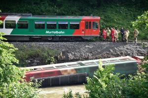Accident feroviar în Austria. 17 elevi au fost răniți după ce un vagon a căzut într-un râu. FOTO