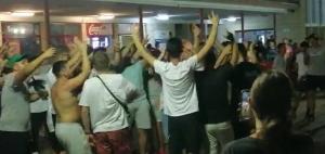 Zeci de tineri au dansat şi s-au distrat în gara din Constanţa, chiar dacă trenul a avut o întârziere de peste două ore