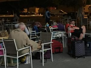 Zeci de români au făcut noapte albă în Vama Kulata, așteptând un autocar să îi aducă acasă: "Au dormit pe scaune, mese sau ciment"