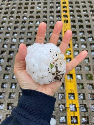 Grindină uriașă, cât mingea de tenis, în Italia. Bucățile mari de gheață au făcut ravagii în provincia Pordenone