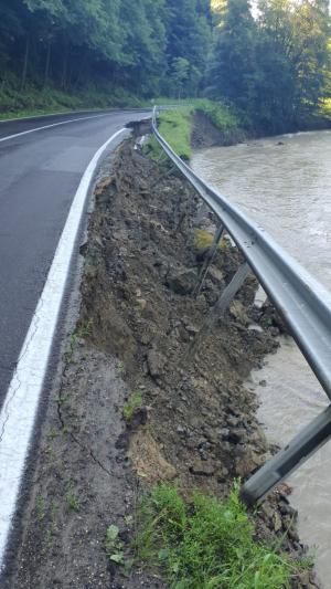 Alunecare de teren pe DN 1A Brașov-Ploiești. Râul Tărlung a rupt o parte din terasamentul şoselei