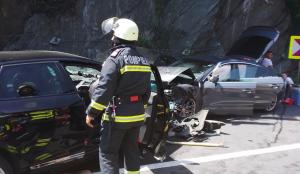 Valea Oltului, blocată complet după un accident teribil: patru maşini şi nouă persoane au fost implicate, şase dintre ele au fost rănite
